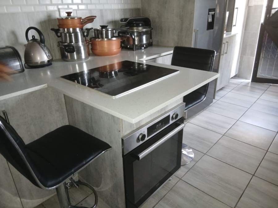 3 Bedroom Property for Sale in Mountain View Gauteng