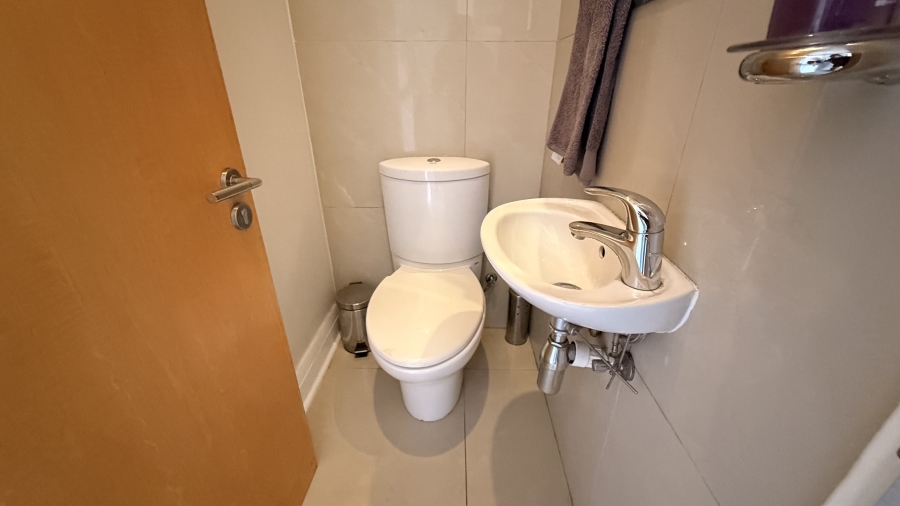 To Let 1 Bedroom Property for Rent in Sandown Gauteng