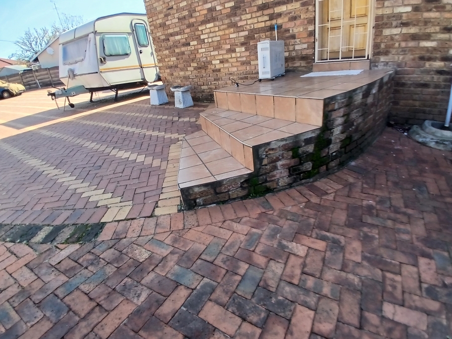 3 Bedroom Property for Sale in Dunnottar Gauteng