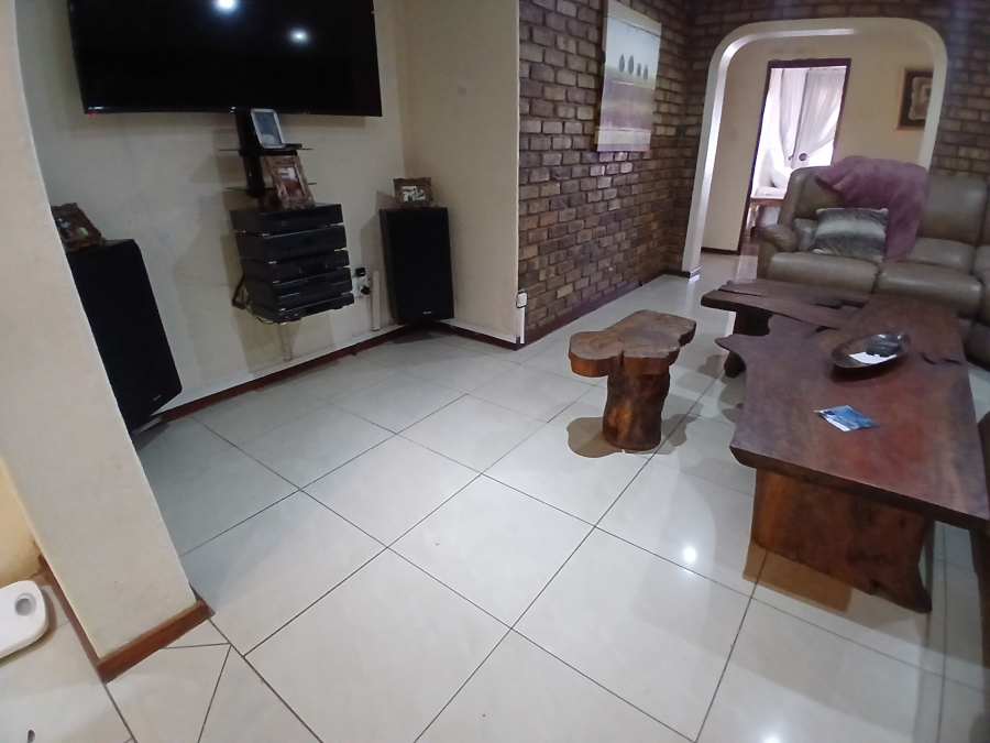 3 Bedroom Property for Sale in Dunnottar Gauteng