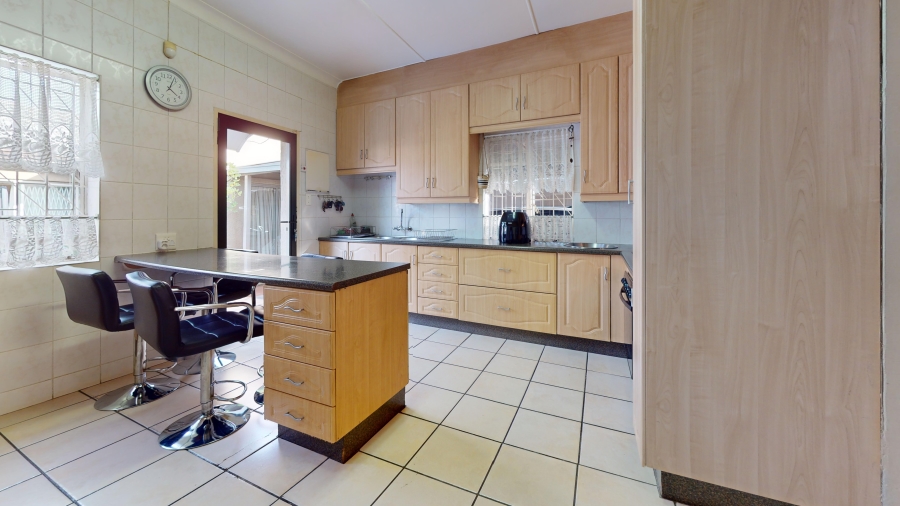 4 Bedroom Property for Sale in Dawnview Gauteng