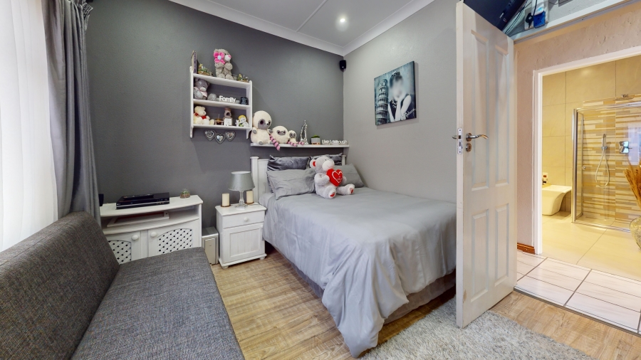 4 Bedroom Property for Sale in Dawnview Gauteng