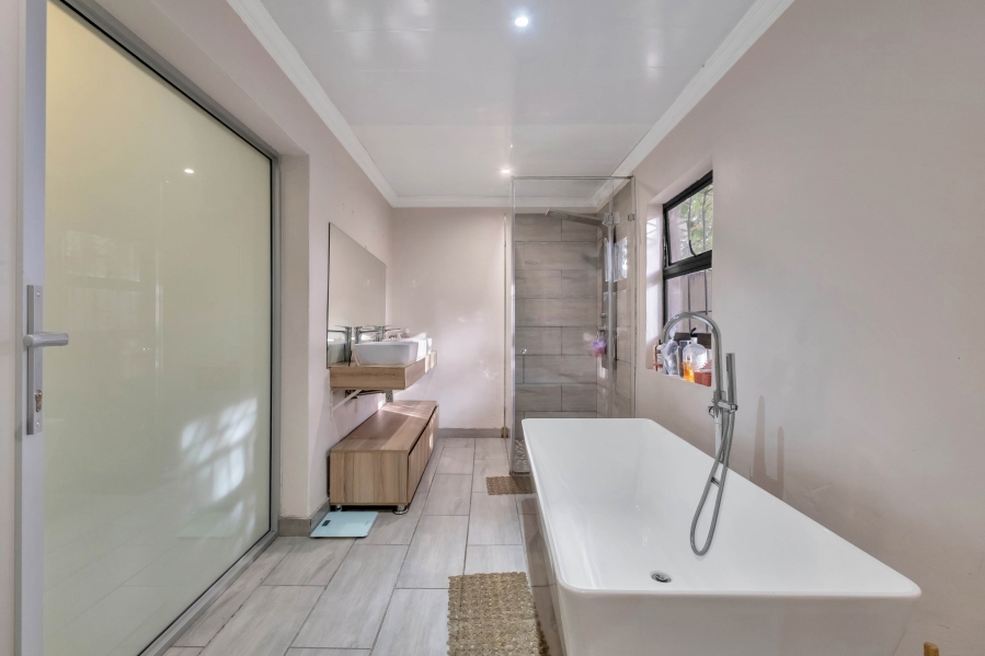 3 Bedroom Property for Sale in Wendywood Gauteng