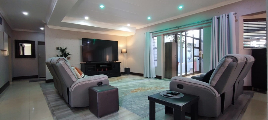 5 Bedroom Property for Sale in Eldoraigne Gauteng