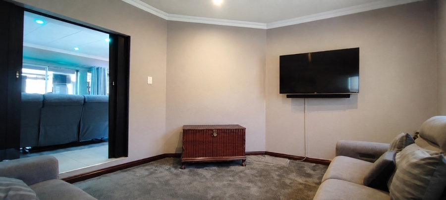 5 Bedroom Property for Sale in Eldoraigne Gauteng