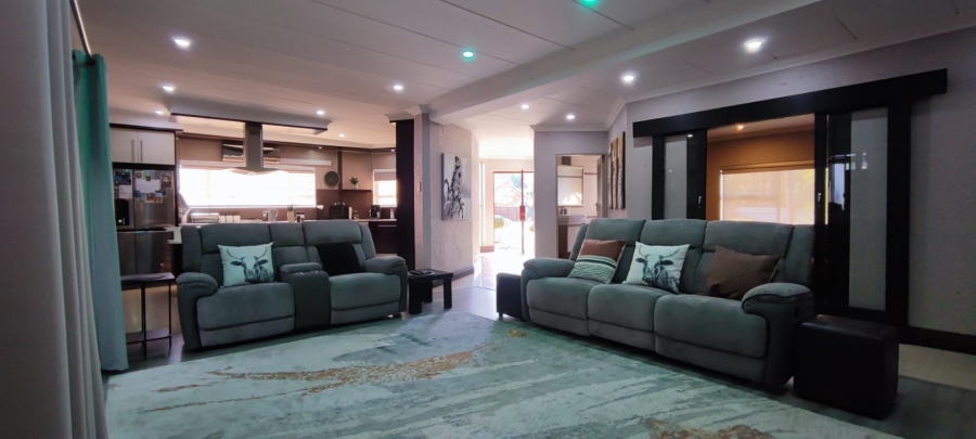 5 Bedroom Property for Sale in Eldoraigne Gauteng