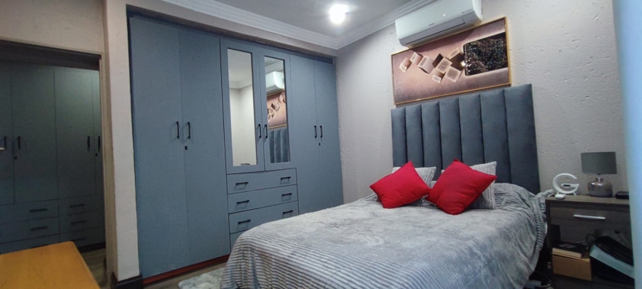 5 Bedroom Property for Sale in Eldoraigne Gauteng