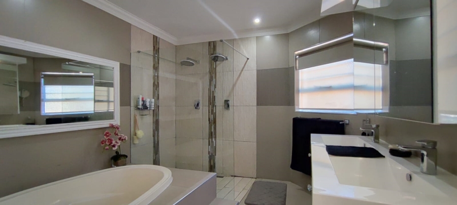 5 Bedroom Property for Sale in Eldoraigne Gauteng