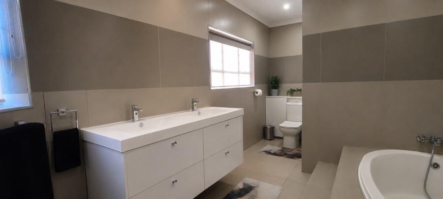 5 Bedroom Property for Sale in Eldoraigne Gauteng