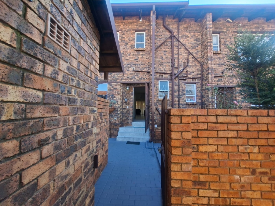 3 Bedroom Property for Sale in Wilro Park Gauteng