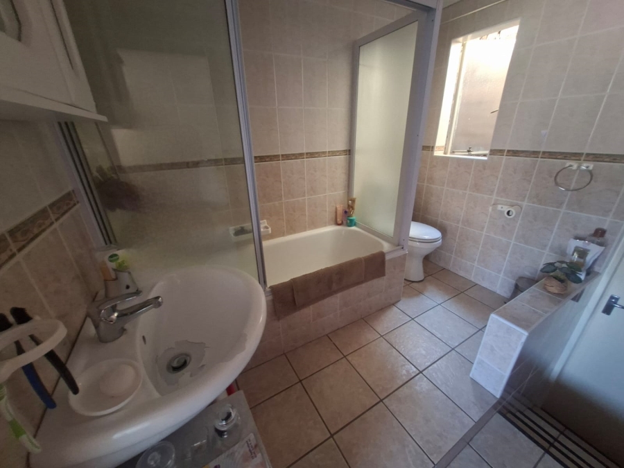 2 Bedroom Property for Sale in Wilro Park Gauteng