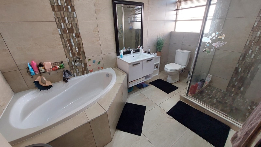 4 Bedroom Property for Sale in Rant En Dal Gauteng