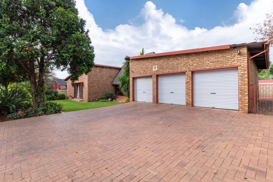 5 Bedroom Property for Sale in Allen Grove Gauteng
