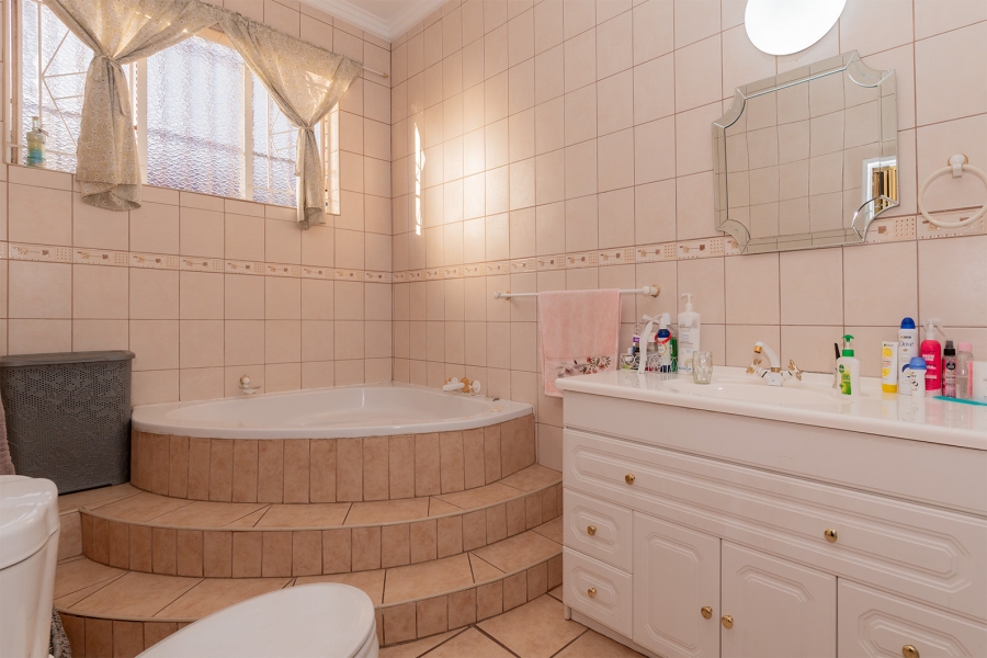 5 Bedroom Property for Sale in Allen Grove Gauteng
