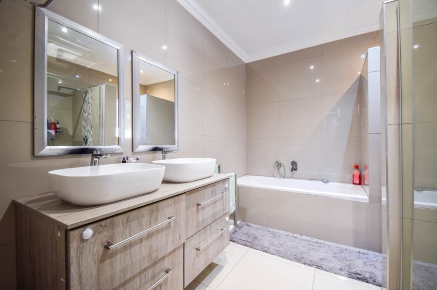 3 Bedroom Property for Sale in Garsfontein Gauteng