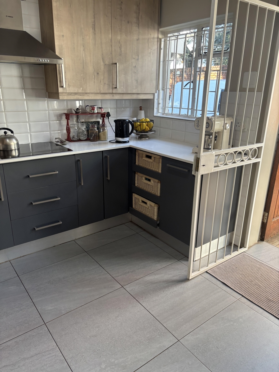 To Let 4 Bedroom Property for Rent in Nieuw Muckleneuk Gauteng
