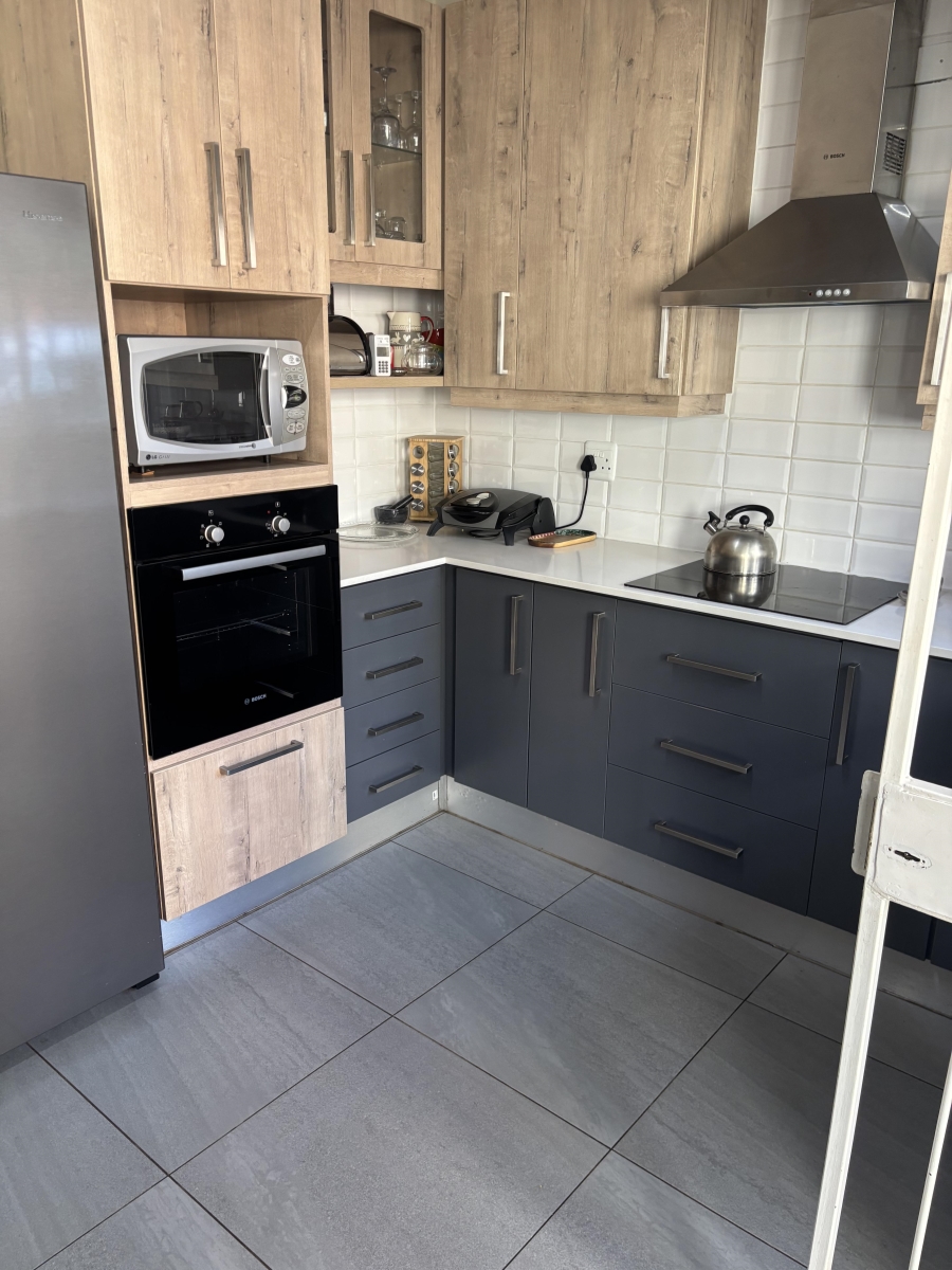 To Let 4 Bedroom Property for Rent in Nieuw Muckleneuk Gauteng