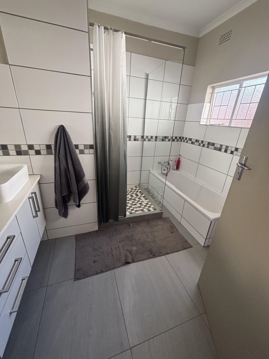 To Let 4 Bedroom Property for Rent in Nieuw Muckleneuk Gauteng