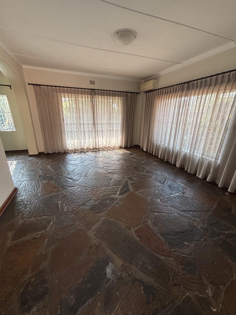 To Let 4 Bedroom Property for Rent in Nieuw Muckleneuk Gauteng