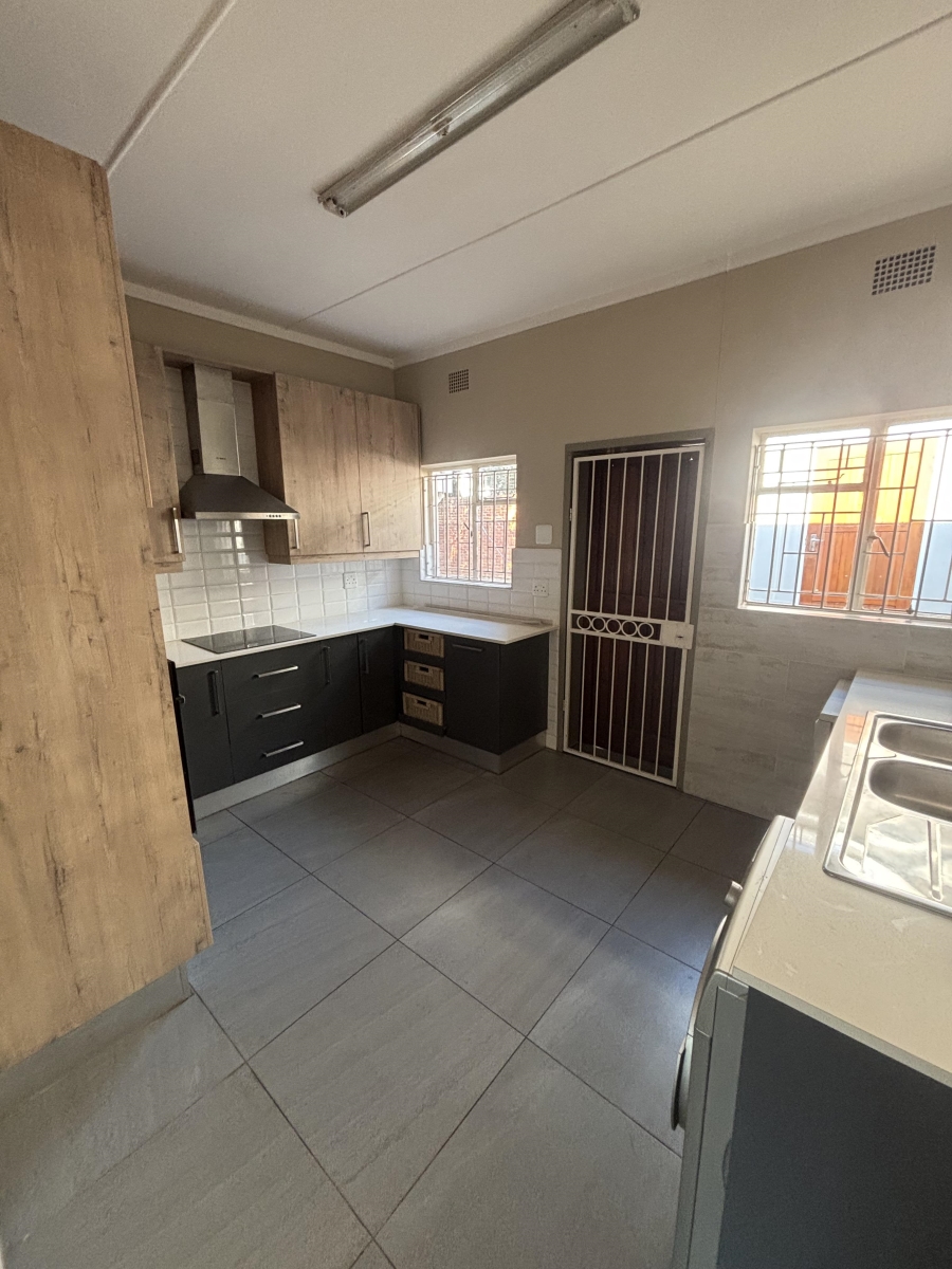 To Let 4 Bedroom Property for Rent in Nieuw Muckleneuk Gauteng