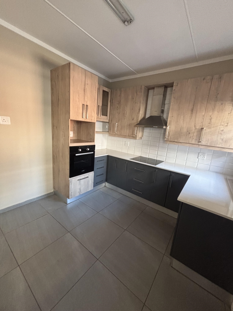 To Let 4 Bedroom Property for Rent in Nieuw Muckleneuk Gauteng