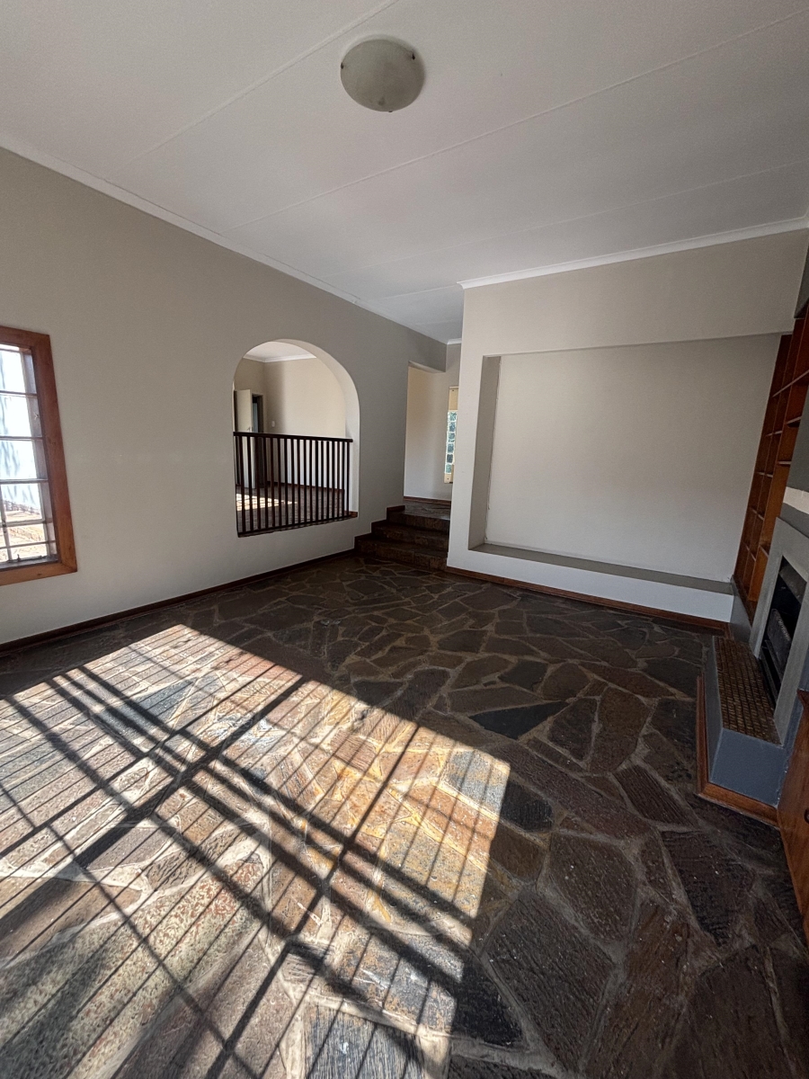 To Let 4 Bedroom Property for Rent in Nieuw Muckleneuk Gauteng