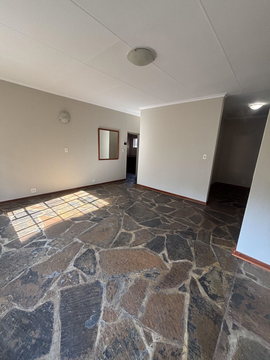 To Let 4 Bedroom Property for Rent in Nieuw Muckleneuk Gauteng