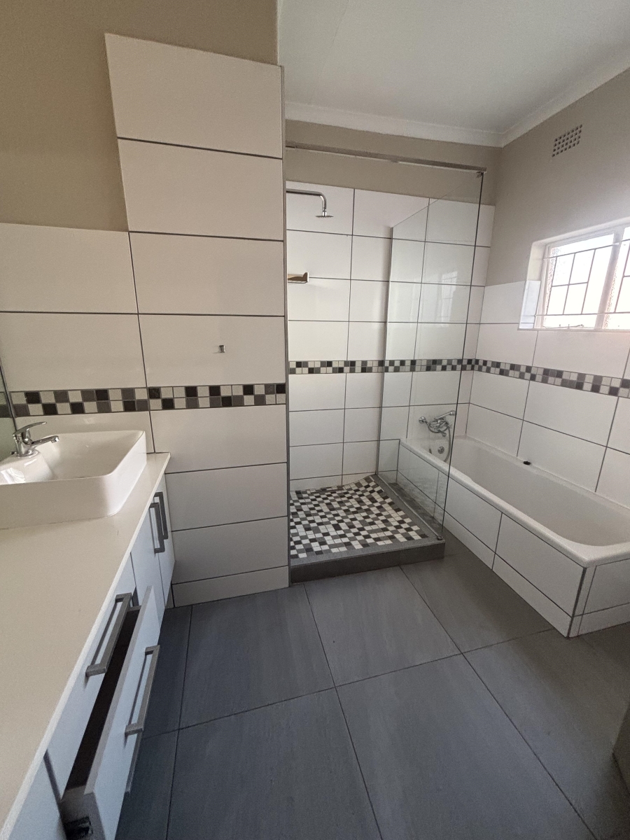 To Let 4 Bedroom Property for Rent in Nieuw Muckleneuk Gauteng