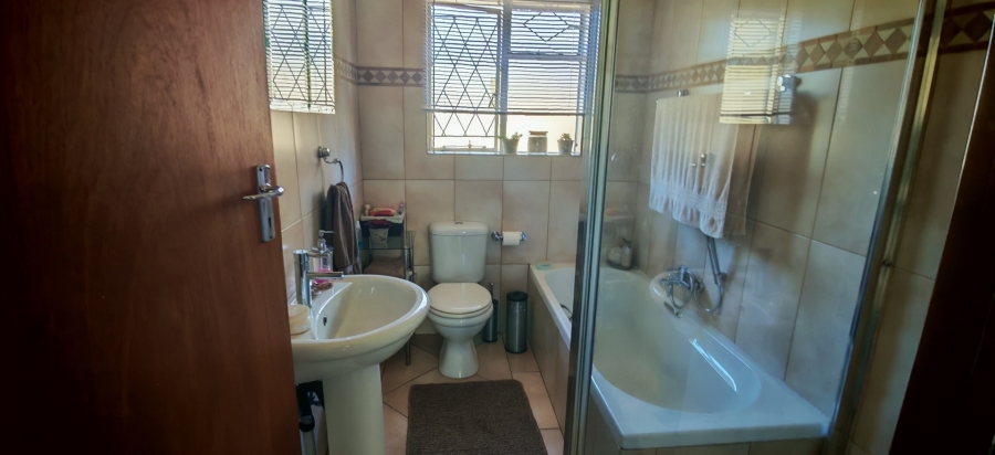 4 Bedroom Property for Sale in Brackenhurst Gauteng
