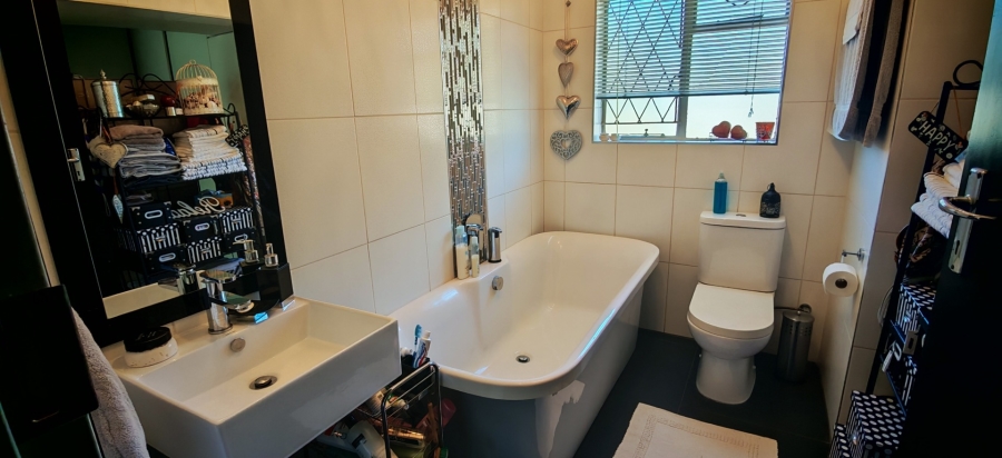 4 Bedroom Property for Sale in Brackenhurst Gauteng