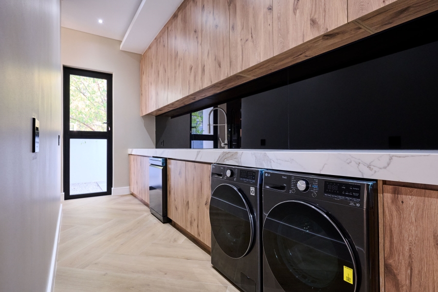 5 Bedroom Property for Sale in Waterfall Country Estate Gauteng