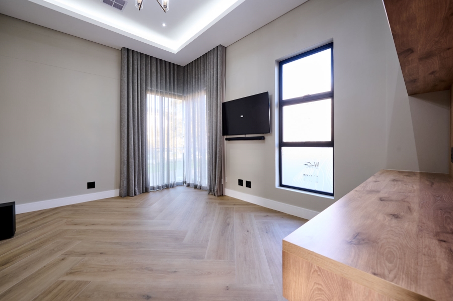 5 Bedroom Property for Sale in Waterfall Country Estate Gauteng