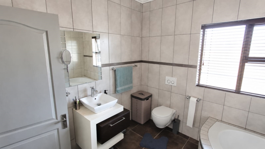 4 Bedroom Property for Sale in Heuwelsig Estate Gauteng