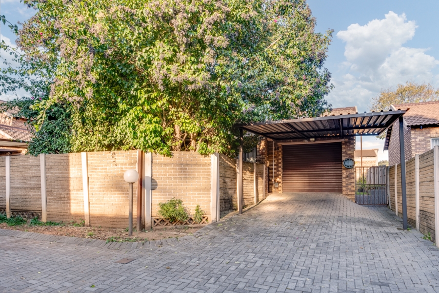 2 Bedroom Property for Sale in Allens Nek Gauteng
