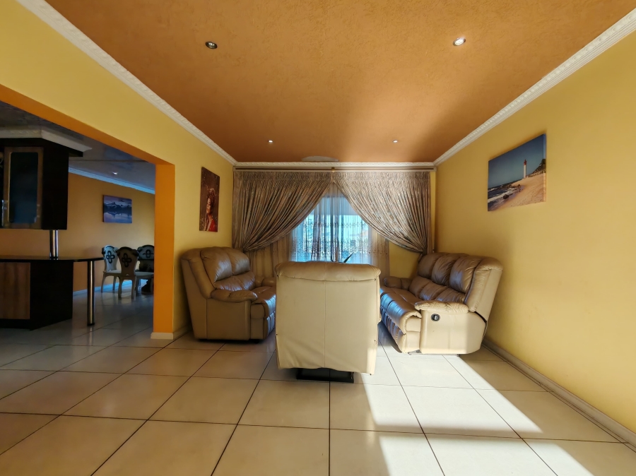 6 Bedroom Property for Sale in Three Rivers East Gauteng