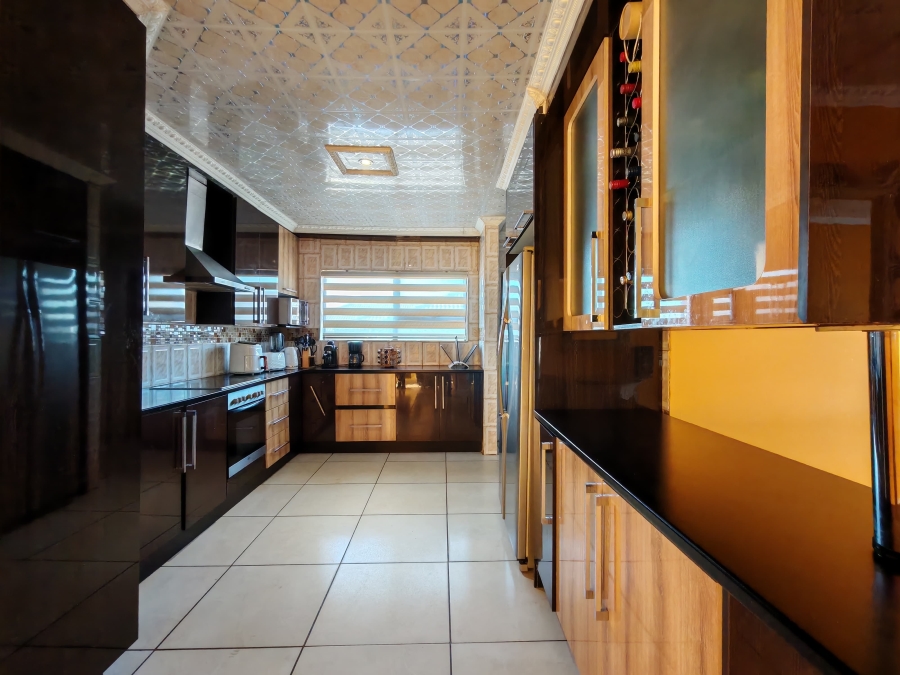 6 Bedroom Property for Sale in Three Rivers East Gauteng
