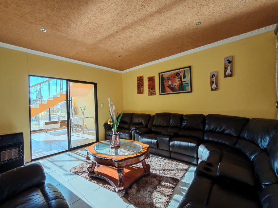 6 Bedroom Property for Sale in Three Rivers East Gauteng
