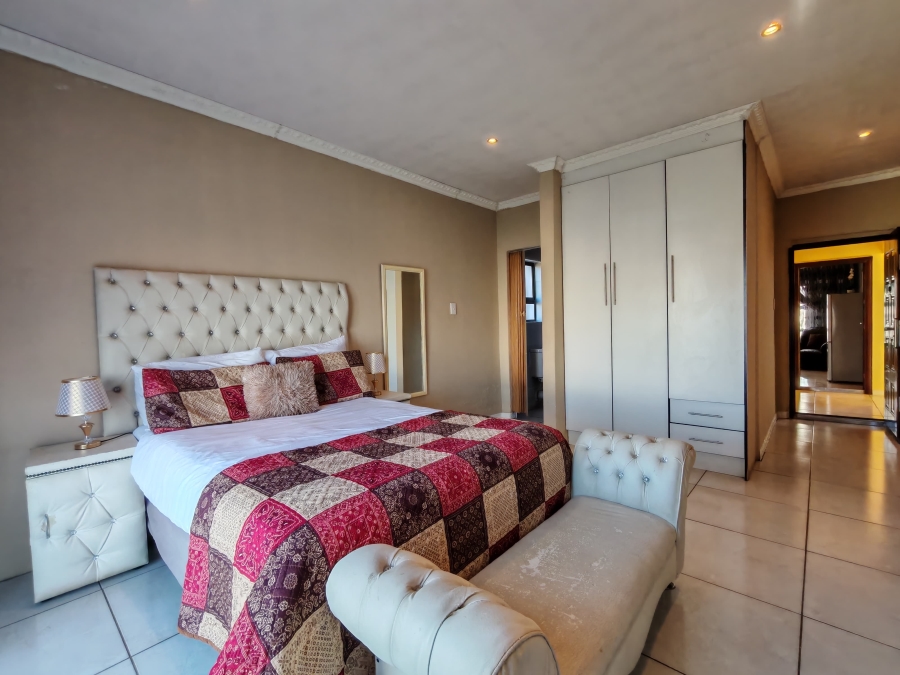 6 Bedroom Property for Sale in Three Rivers East Gauteng