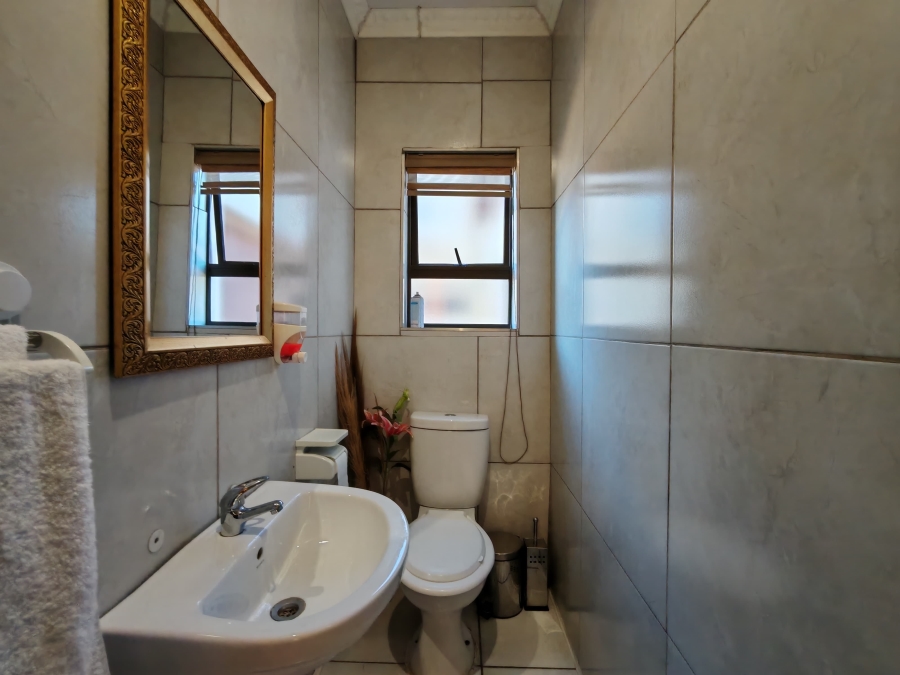 6 Bedroom Property for Sale in Three Rivers East Gauteng