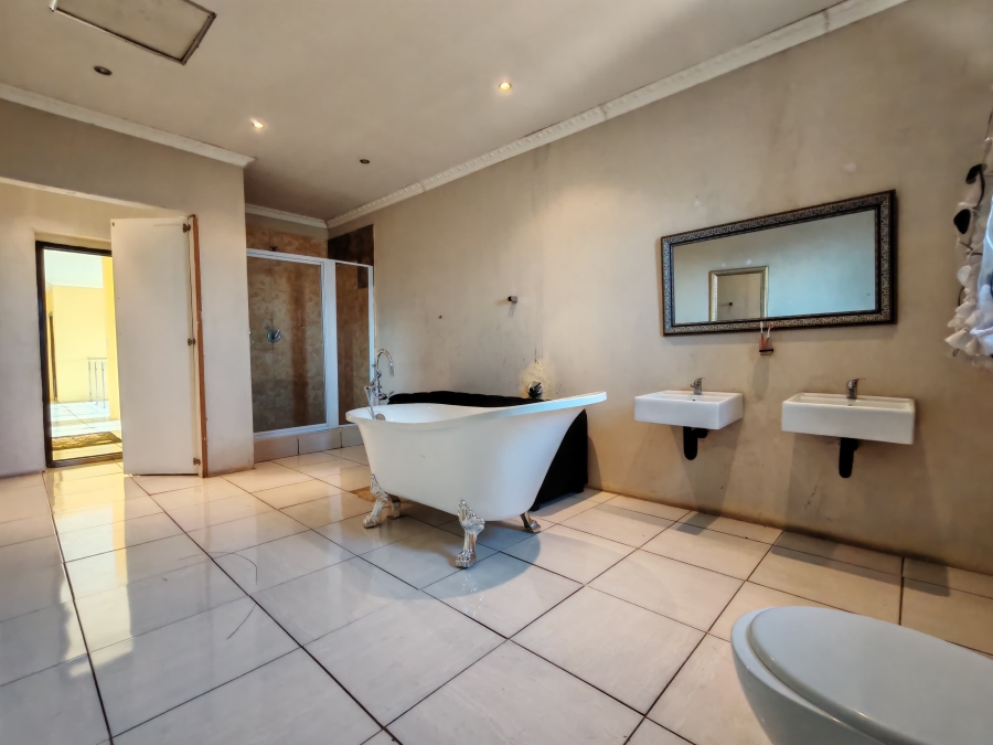 6 Bedroom Property for Sale in Three Rivers East Gauteng