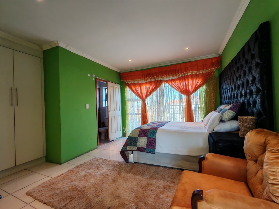 6 Bedroom Property for Sale in Three Rivers East Gauteng