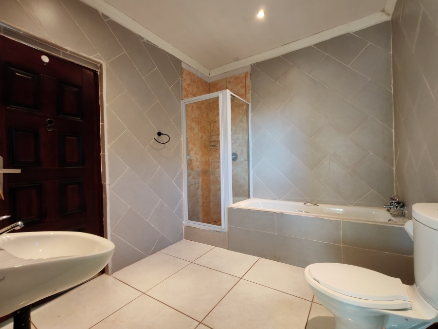 6 Bedroom Property for Sale in Three Rivers East Gauteng