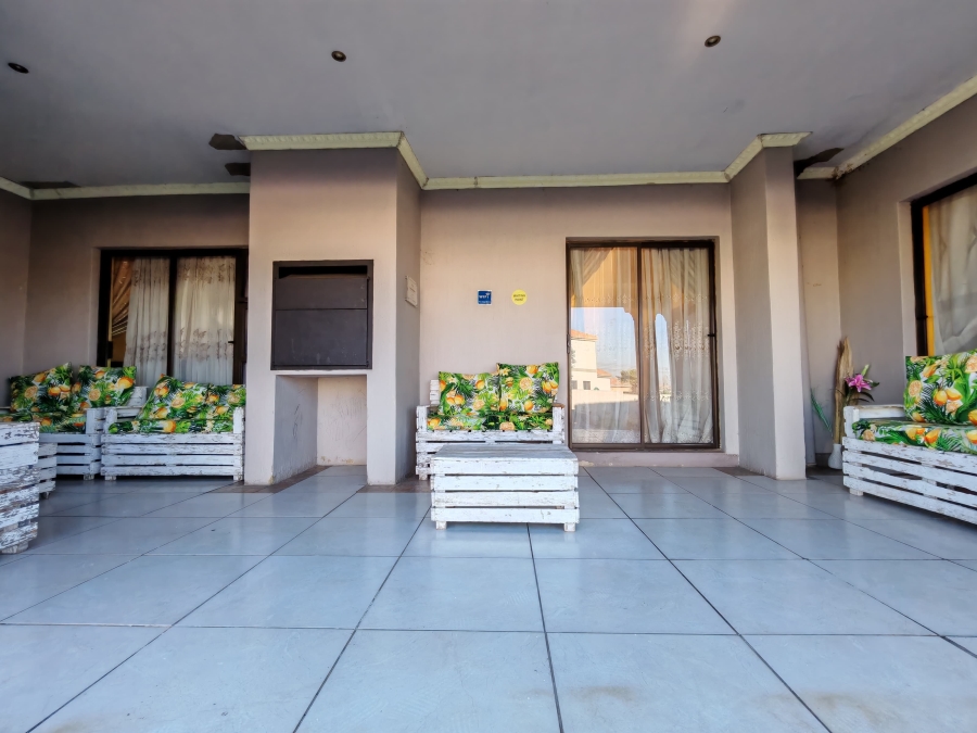 6 Bedroom Property for Sale in Three Rivers East Gauteng
