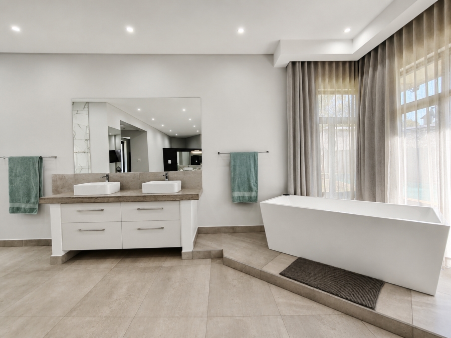 5 Bedroom Property for Sale in Three Rivers Proper Gauteng