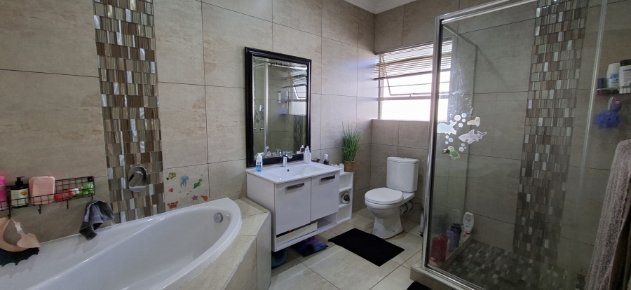 4 Bedroom Property for Sale in Rant En Dal Gauteng