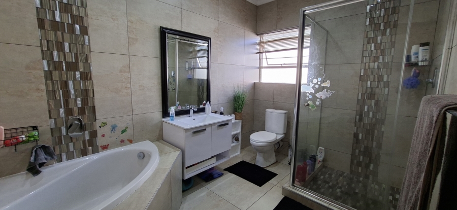 4 Bedroom Property for Sale in Rant En Dal Gauteng