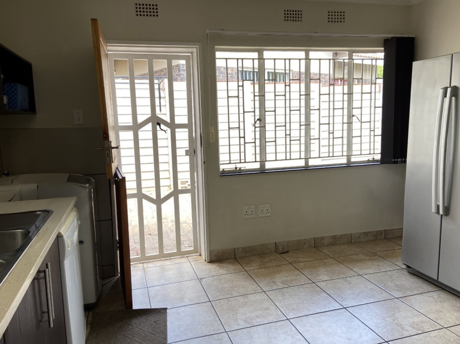 To Let 4 Bedroom Property for Rent in Linden Gauteng