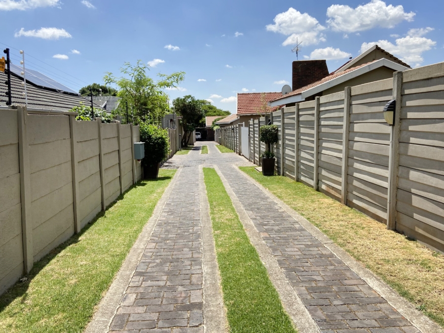 To Let 4 Bedroom Property for Rent in Linden Gauteng