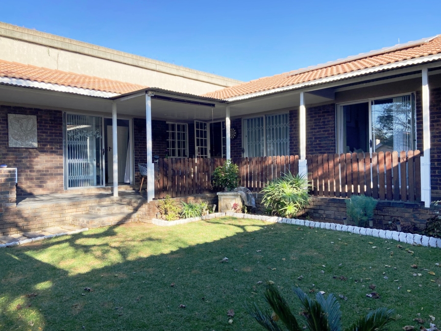 To Let 4 Bedroom Property for Rent in Linden Gauteng