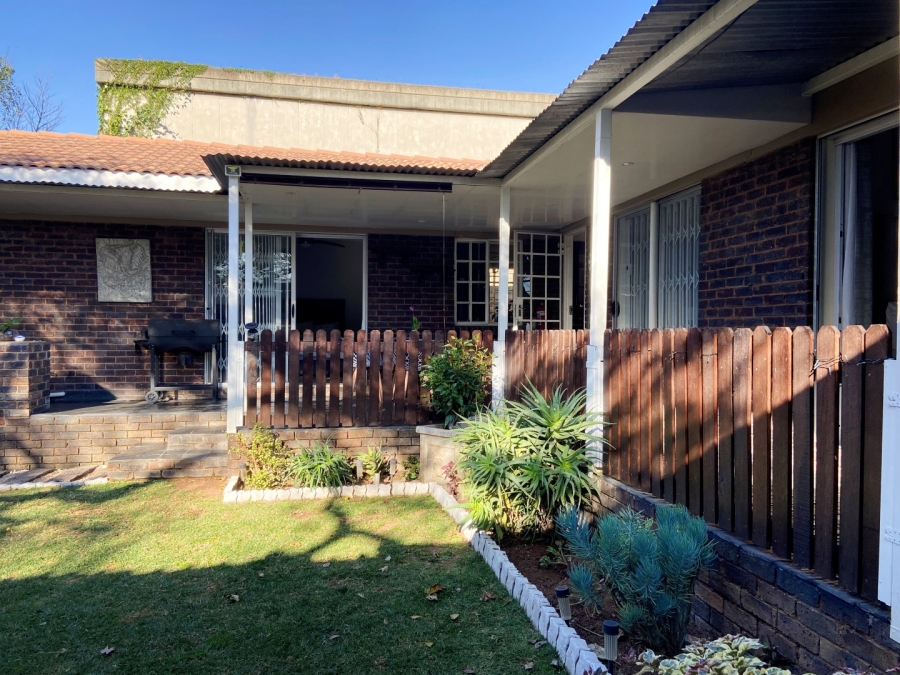 To Let 4 Bedroom Property for Rent in Linden Gauteng